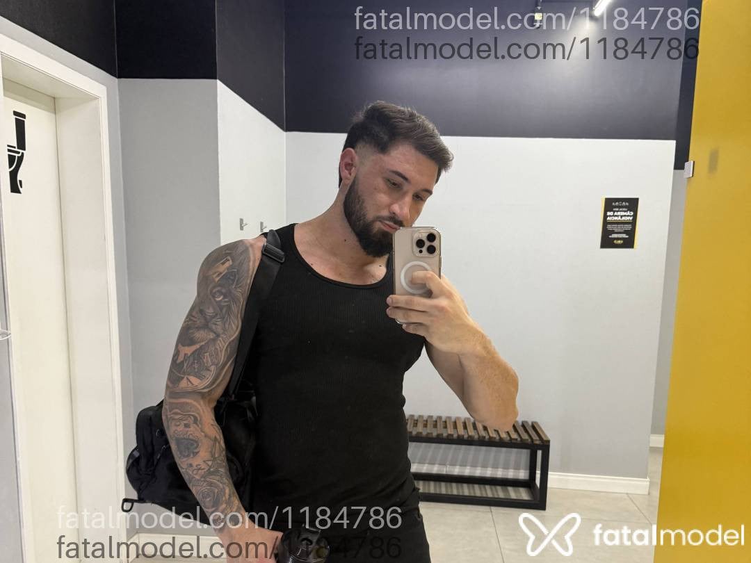 Acompanhante homem com cabelo castanho de olhos castanhos - Mateus