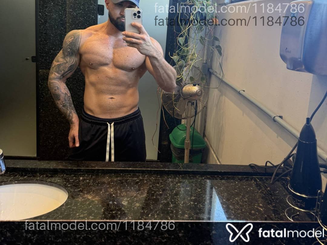 Acompanhante homem com cabelo castanho de olhos castanhos - Mateus
