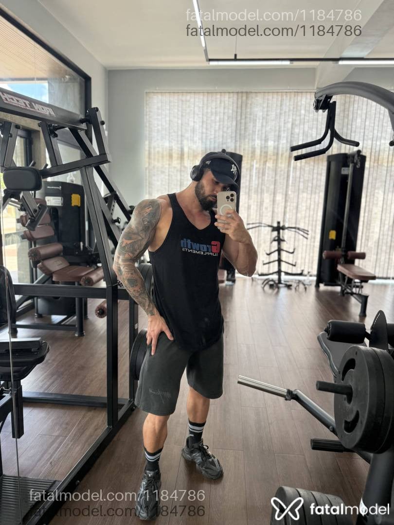 Acompanhante homem com cabelo castanho de olhos castanhos - Mateus