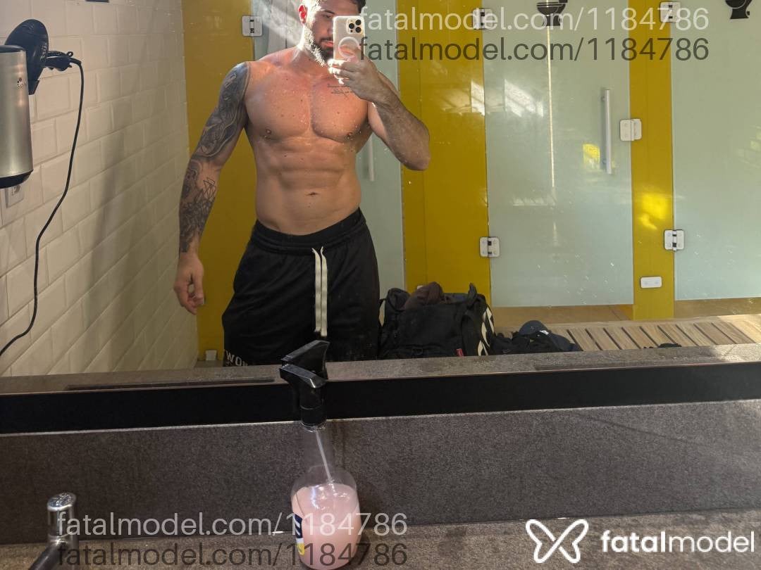 Acompanhante homem com cabelo castanho de olhos castanhos - Mateus
