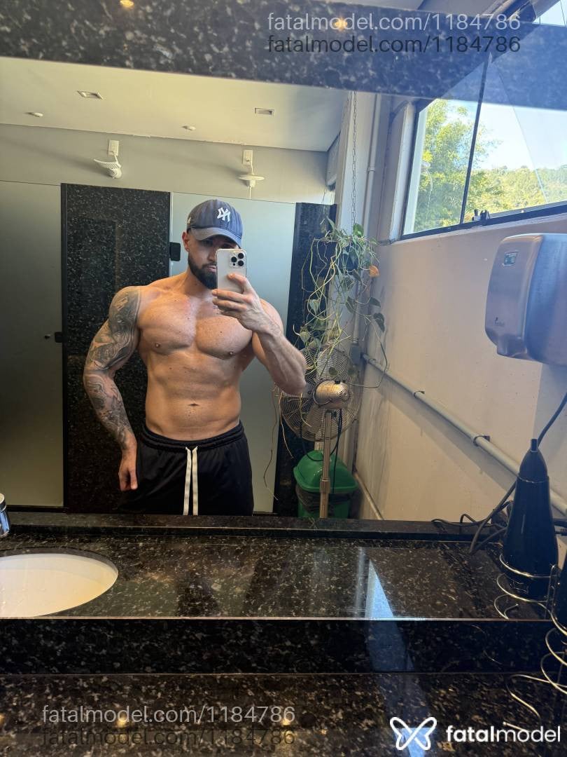 Acompanhante homem com cabelo castanho de olhos castanhos - Mateus