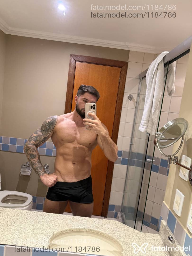 Acompanhante homem com cabelo castanho de olhos castanhos em Gramado - Mateus