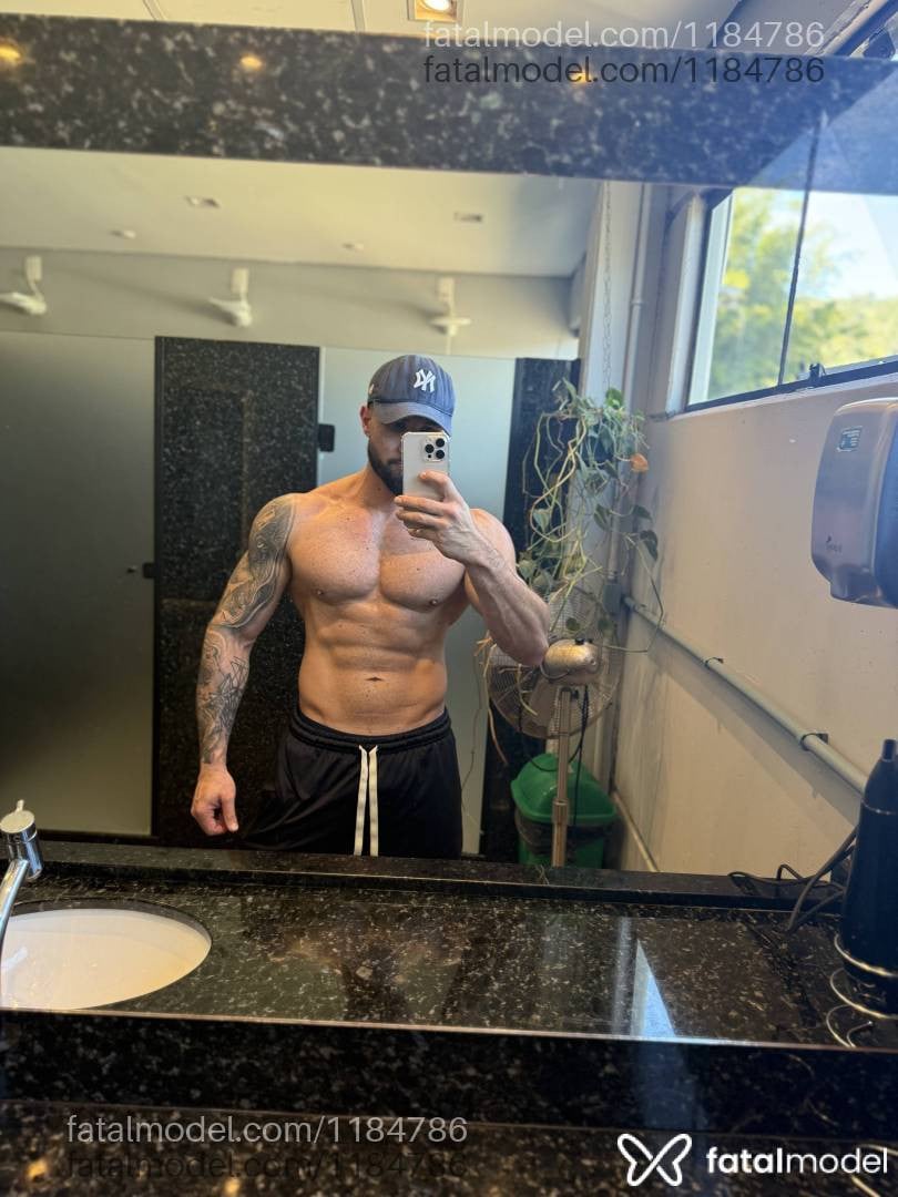 Acompanhante homem com cabelo castanho de olhos castanhos - Mateus