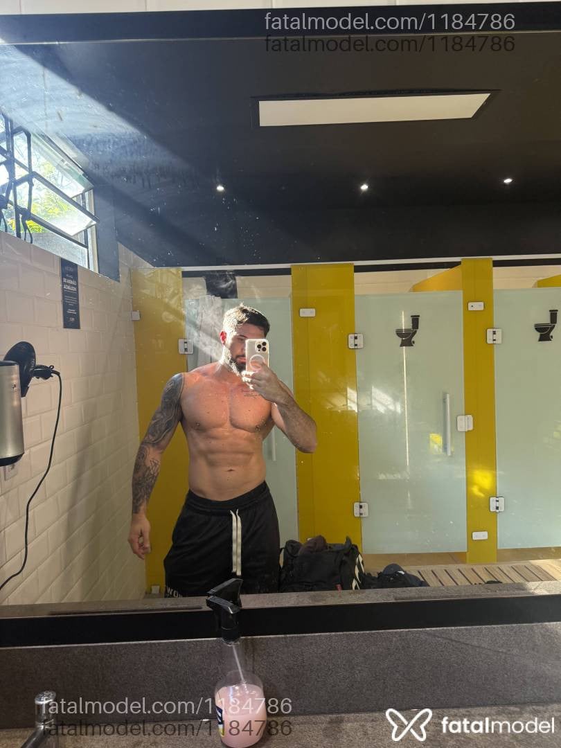 Acompanhante homem com cabelo castanho de olhos castanhos - Mateus