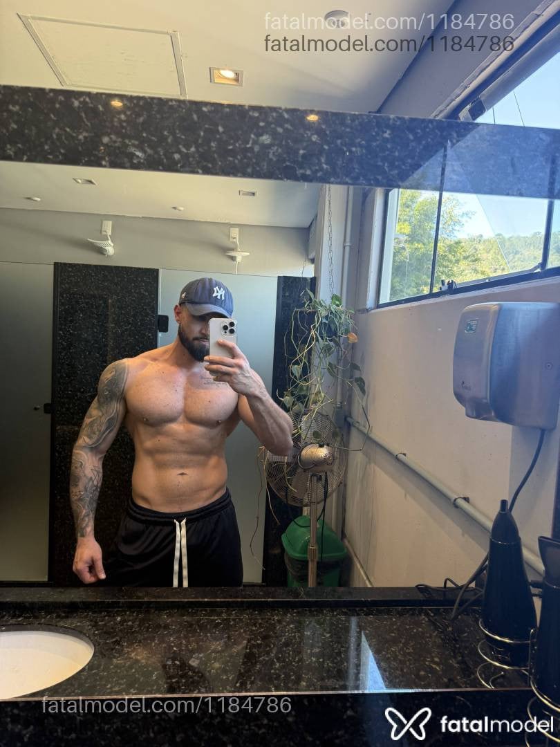 Acompanhante homem com cabelo castanho de olhos castanhos - Mateus