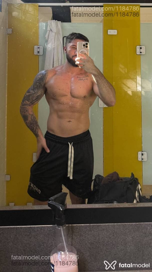 Acompanhante homem com cabelo castanho de olhos castanhos - Mateus