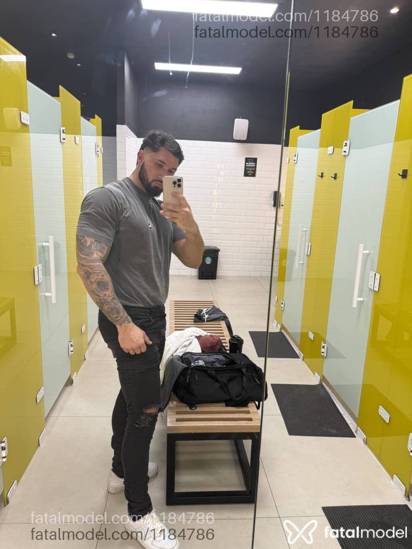 Acompanhante homem com cabelo castanho de olhos castanhos - Mateus