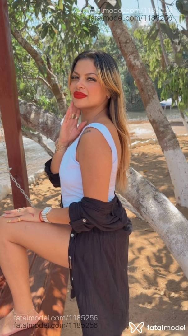 Acompanhante mulher loira (o) de olhos verdes - Esmeralda