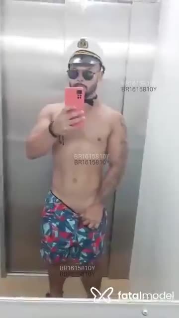Acompanhante homem morena (o) de olhos castanhos em São José - Rodrigo