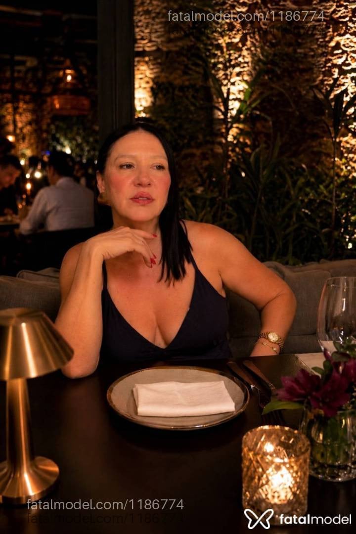 Acompanhante mulher morena (o) de olhos mel - Taís Hadid