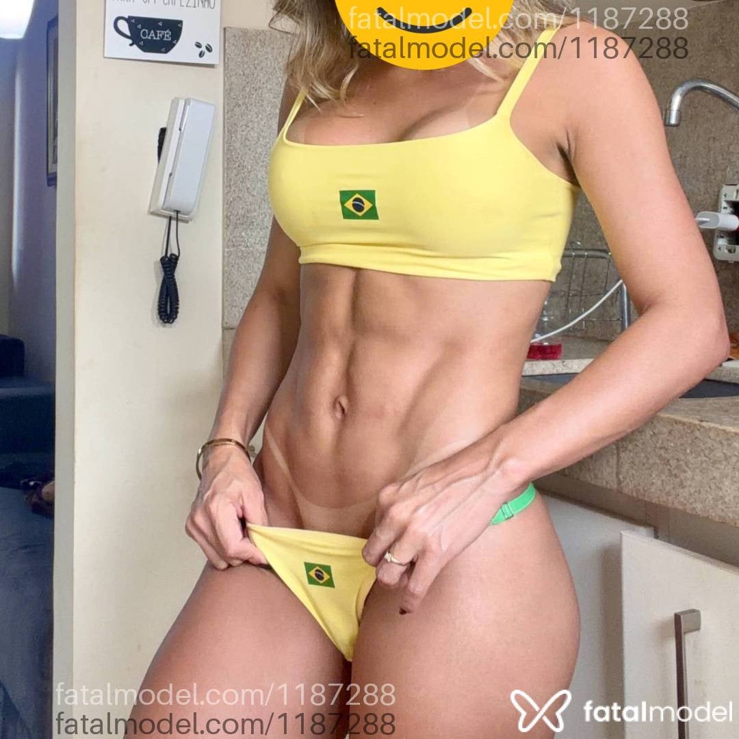 Acompanhante mulher loira (o) de olhos castanhos - Valentina
