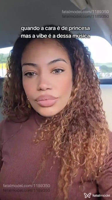 Acompanhante mulher com cabelo castanho de olhos verdes em Balneário Camboriú Acompanhante mulher com cabelo castanho de olhos verdes em Balneário Camboriú - Gabibombom