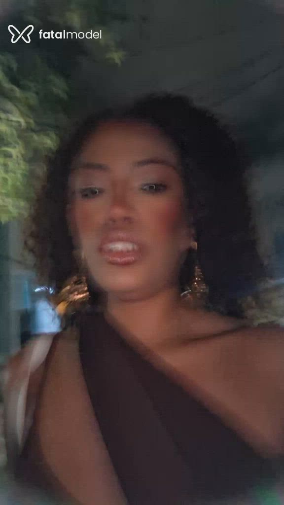 Acompanhante mulher com cabelo castanho de olhos verdes - Gabibombom