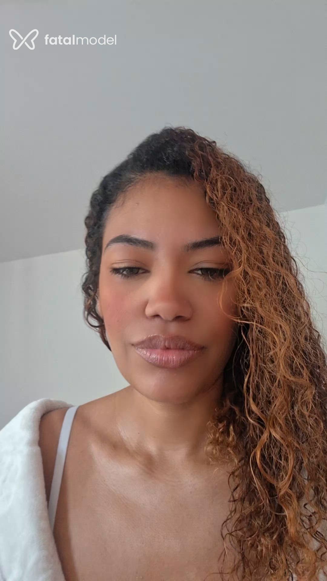 Acompanhante mulher com cabelo castanho de olhos verdes - Gabibombom