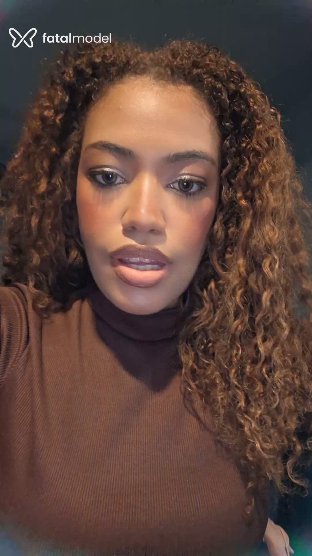 Acompanhante mulher com cabelo castanho de olhos verdes - Gabibombom