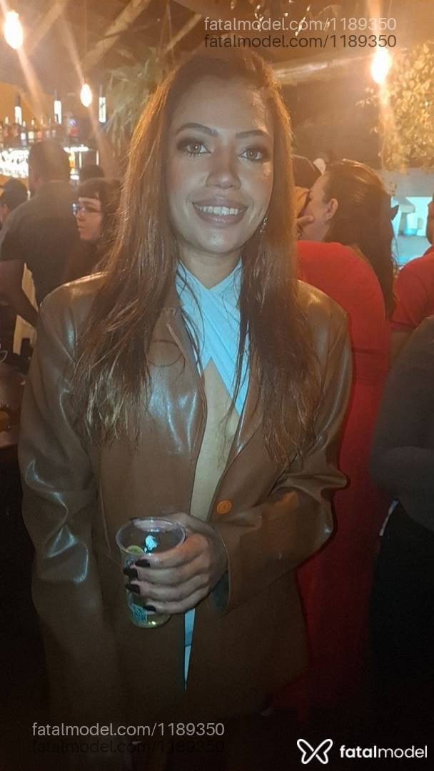 Acompanhante mulher com cabelo castanho de olhos verdes - Gabibombom