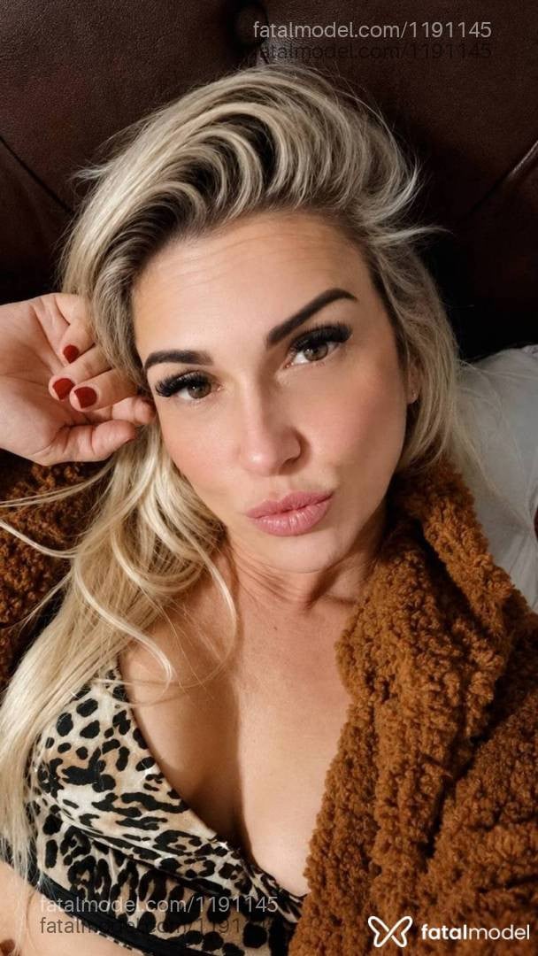 Acompanhante mulher loira (o) de olhos mel - Paola Versiani