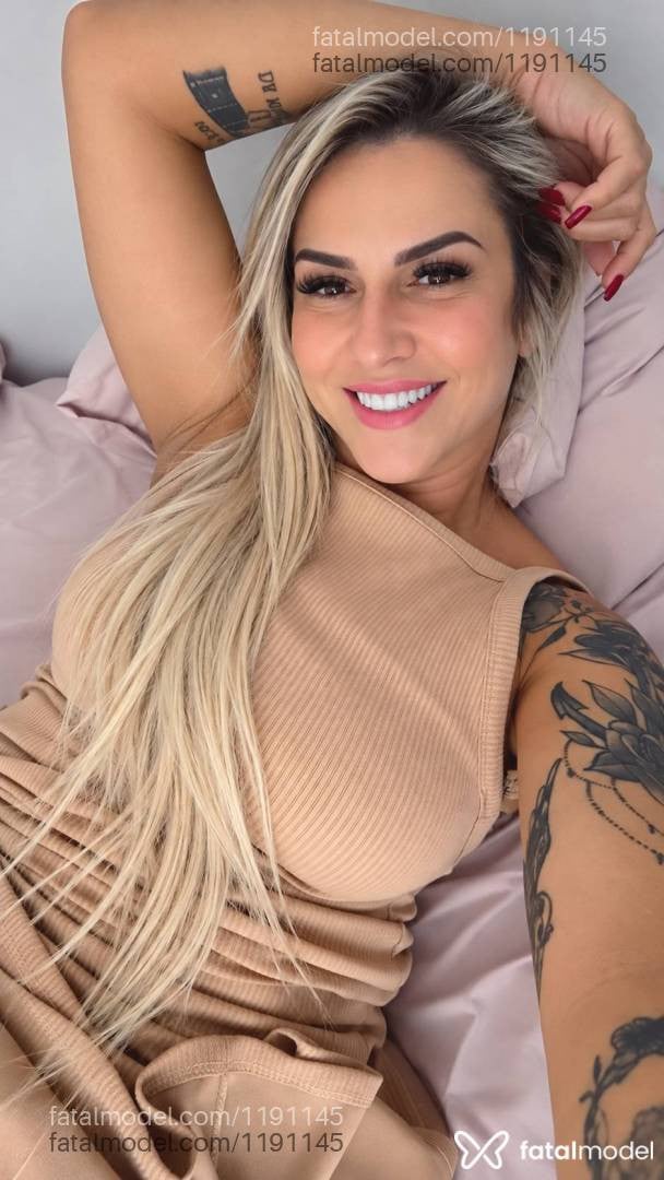 Acompanhante mulher loira (o) de olhos mel - Paola Versiani