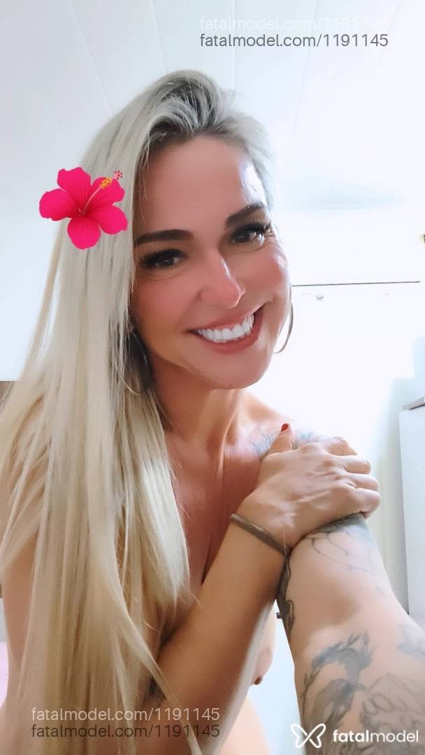Acompanhante mulher loira (o) de olhos mel - Paola Versiani