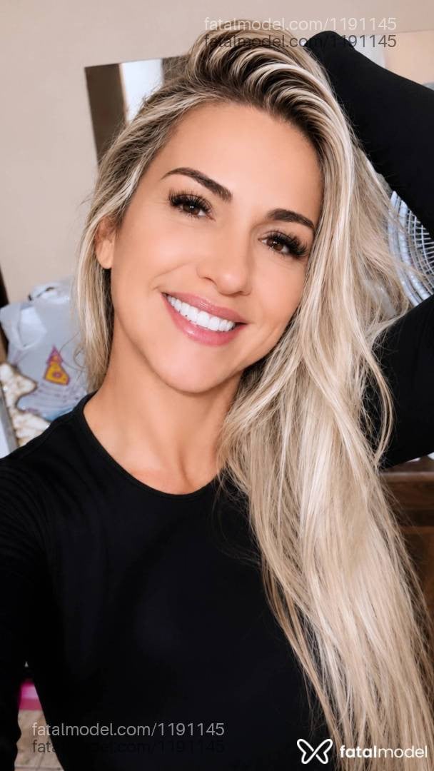 Acompanhante mulher loira (o) de olhos mel - Paola Versiani