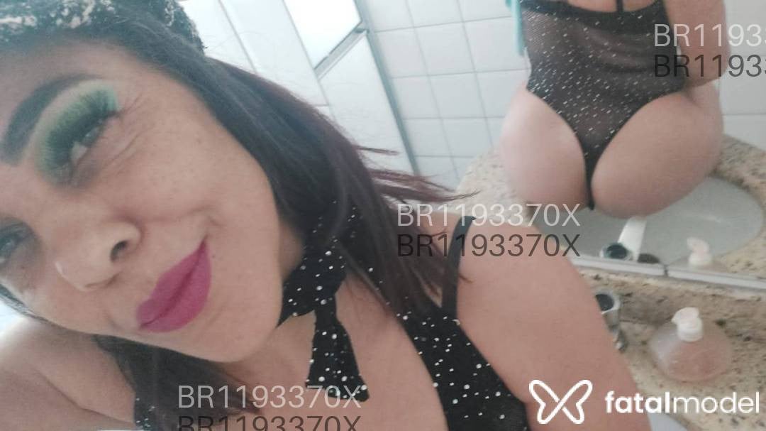 Acompanhante mulher com cabelo colorido de olhos castanhos - Geovanna Diaz