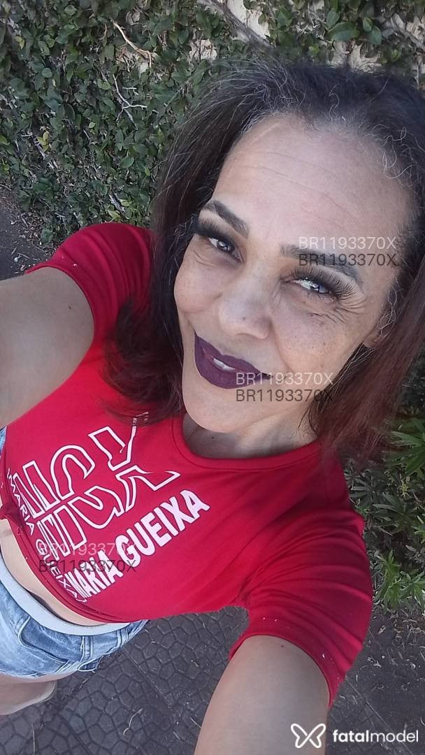 Acompanhante mulher com cabelo colorido de olhos castanhos - Geovanna Diaz