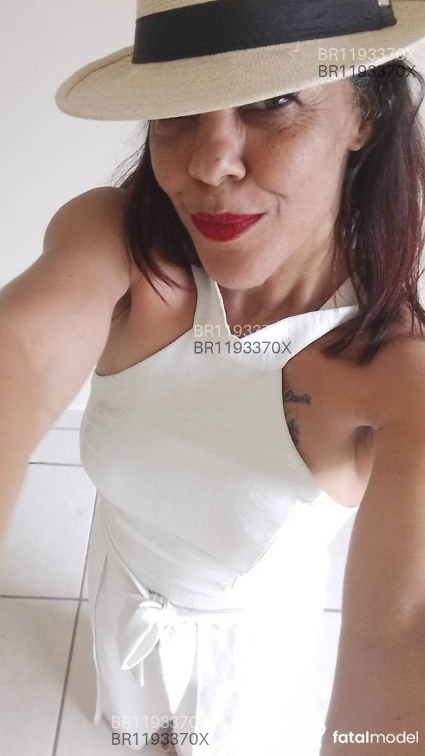 Acompanhante mulher com cabelo colorido de olhos castanhos - Geovanna Diaz