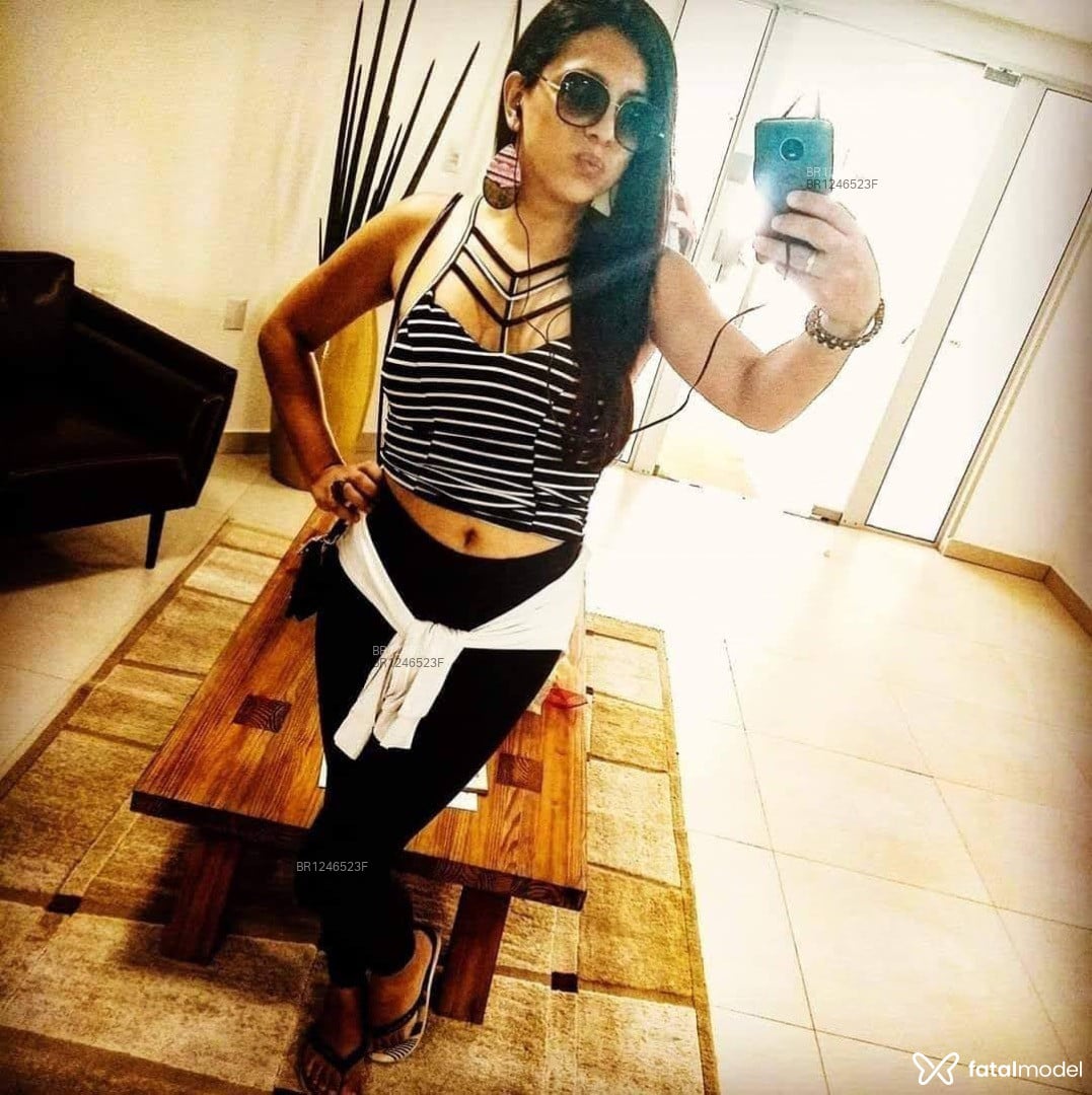 Acompanhante travesti com cabelo castanho de olhos castanhos em Balneário Camboriú - Giovanna Kairós