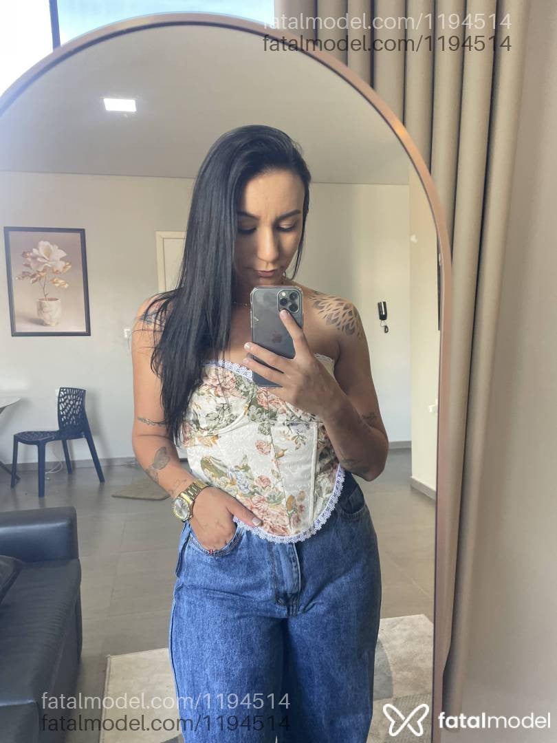 Acompanhante mulher com cabelo castanho de olhos castanhos - Mônica