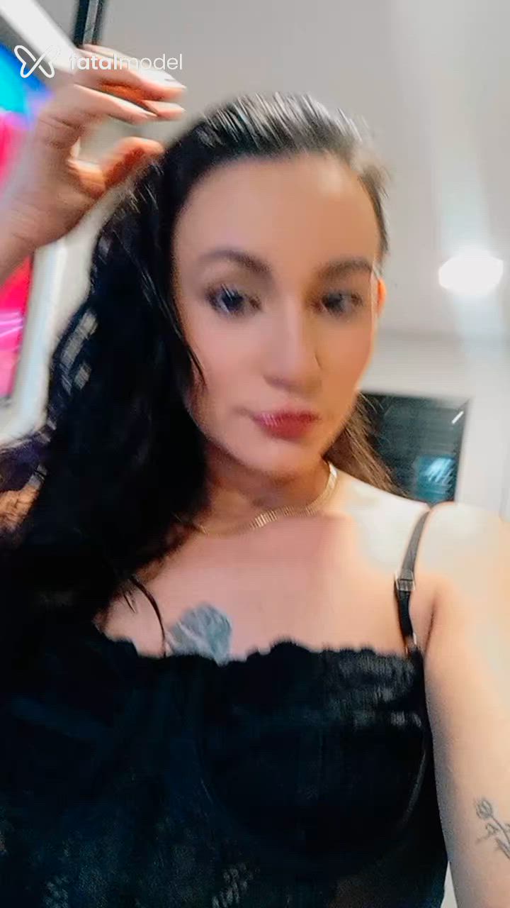 Acompanhante mulher com cabelo castanho de olhos castanhos - Mônica