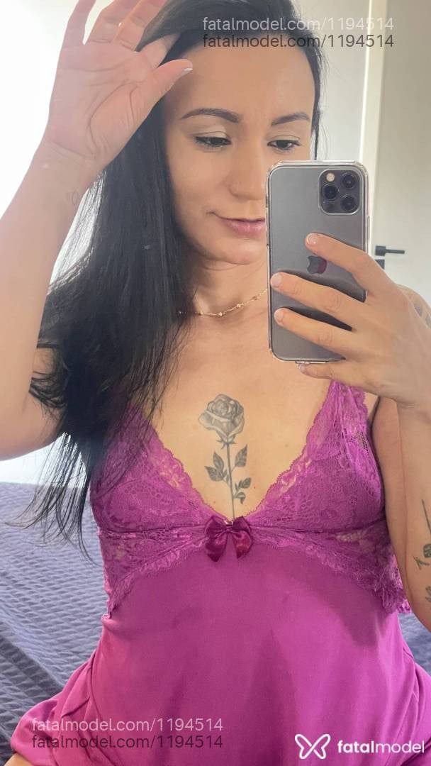 Acompanhante mulher com cabelo castanho de olhos castanhos - Mônica
