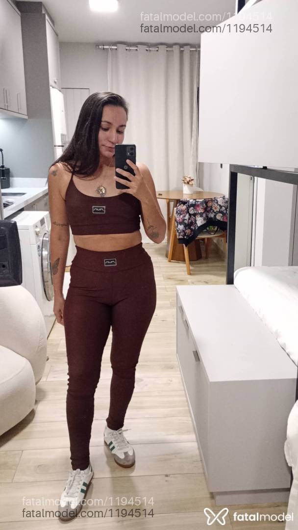Acompanhante mulher com cabelo castanho de olhos castanhos - Mônica