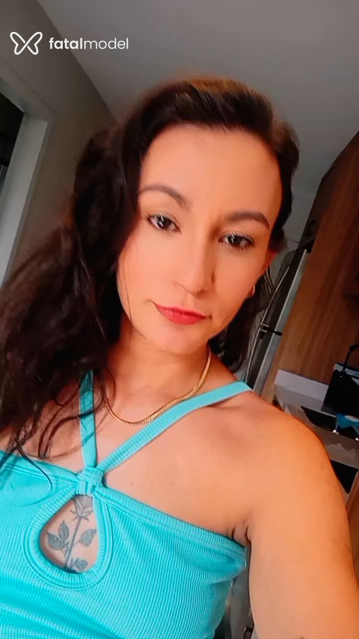 Acompanhante mulher com cabelo castanho de olhos castanhos - Mônica