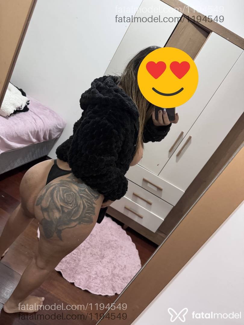 Acompanhante mulher com cabelo colorido de olhos mel - Danielle sousa