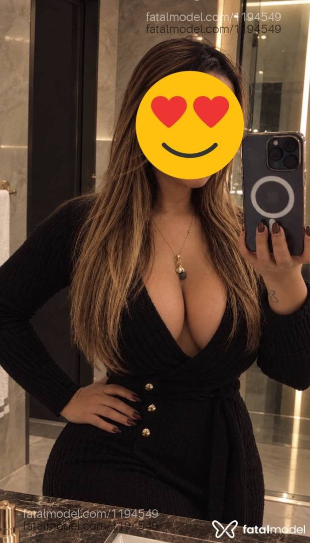 Acompanhante mulher com cabelo colorido de olhos mel - Danielle sousa