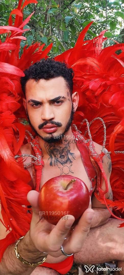 Acompanhante homem com cabelo grisalho de olhos castanhos em São Paulo - Nicollas Mandrake
