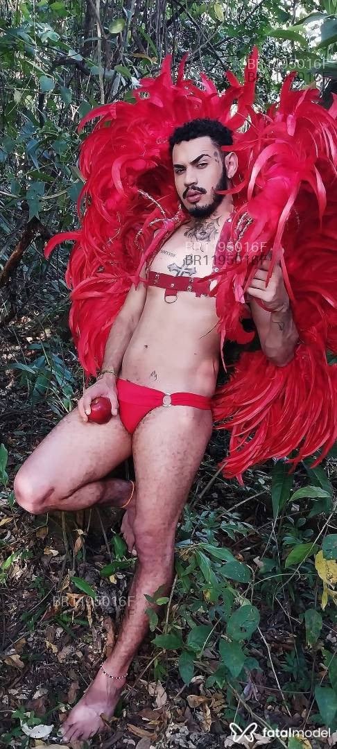 Acompanhante homem com cabelo grisalho de olhos castanhos em São Paulo - Nicollas Mandrake
