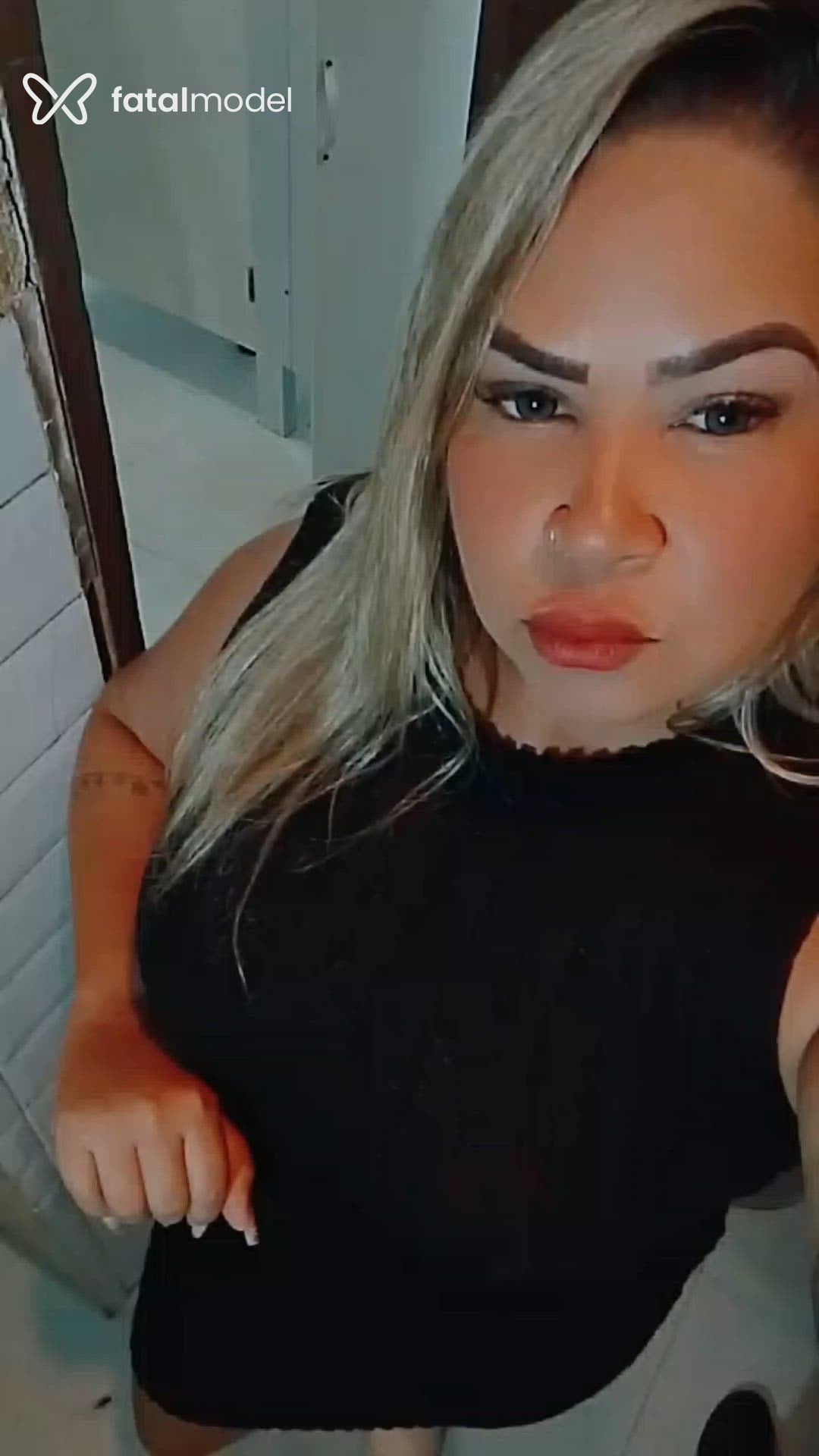 Acompanhante mulher loira (o) de olhos castanhos - Paola
