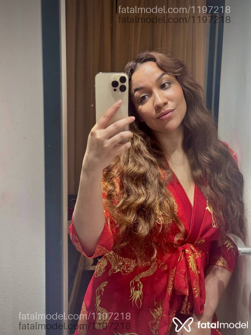 Acompanhante mulher ruiva (o) de olhos castanhos - Júlia mendes
