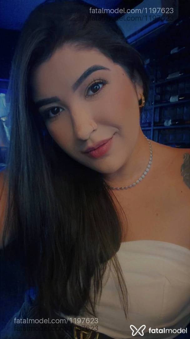 Acompanhante mulher com cabelo castanho de olhos castanhos - Alana
