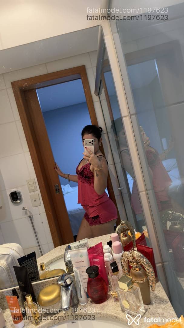 Acompanhante mulher com cabelo castanho de olhos castanhos - Alana