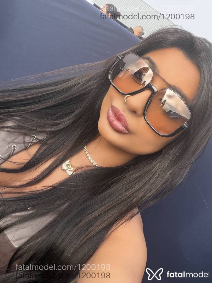 Acompanhante mulher com cabelo castanho de olhos castanhos - Kamilla Prado