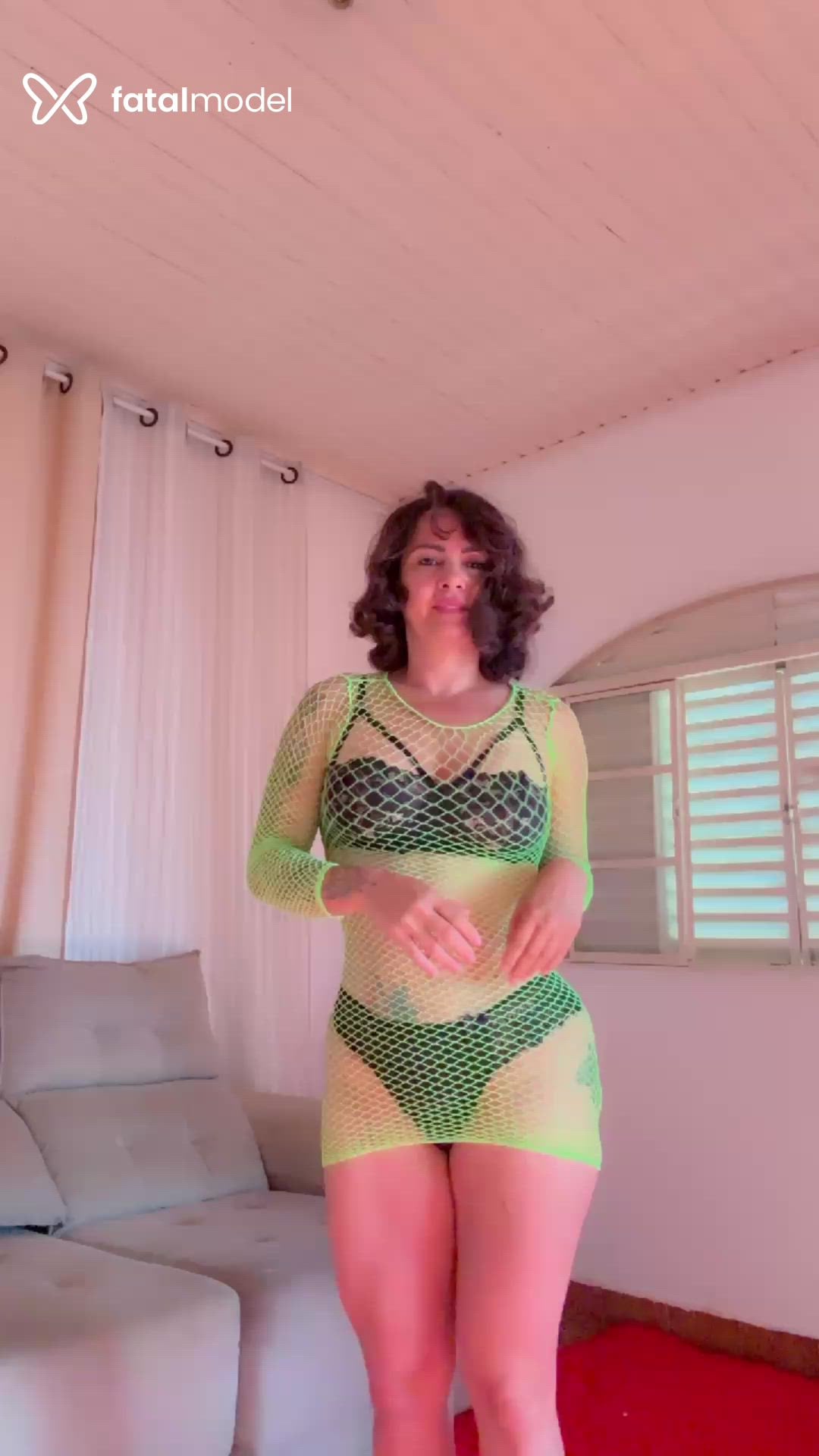 Acompanhante mulher com cabelo castanho de olhos castanhos - Mirella