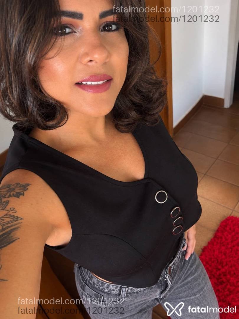 Acompanhante mulher com cabelo castanho de olhos castanhos - Mirella