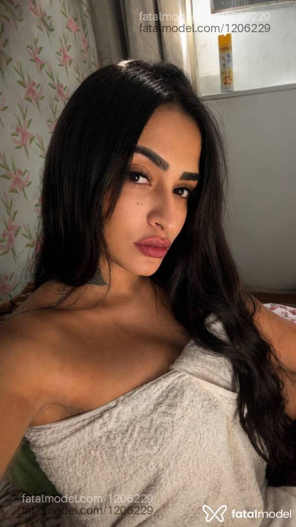 Acompanhante mulher morena (o) de olhos castanhos em Ubá - Iara Ally