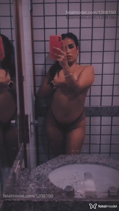 Acompanhante mulher com cabelo castanho de olhos verdes - Jenniffer Tavares