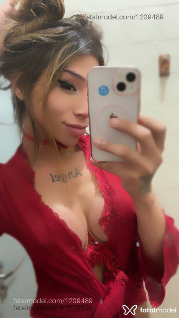 Acompanhante mulher trans loira (o) de olhos castanhos - Kiiara Oliiver