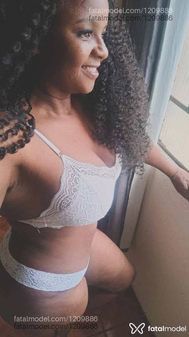 Acompanhante mulher morena (o) de olhos pretos - Pérola Negra