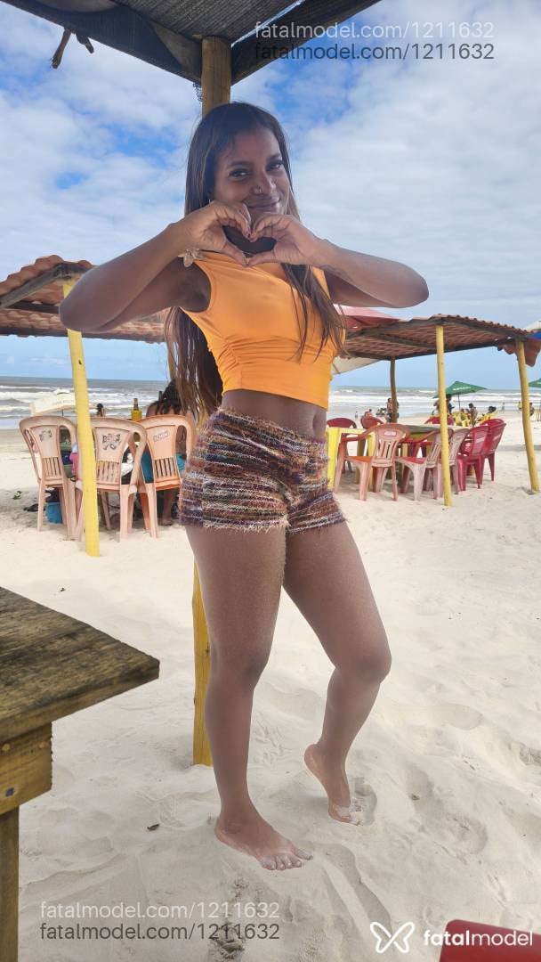 Acompanhante mulher loira (o) de olhos castanhos - Nick Soares