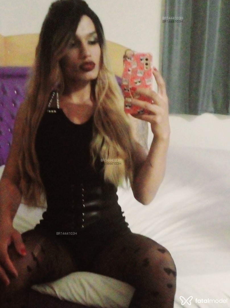 Acompanhante travesti com cabelo castanho de olhos mel em Turvânia Acompanhante travesti com cabelo castanho de olhos mel em Turvânia - Mallu Oliveira